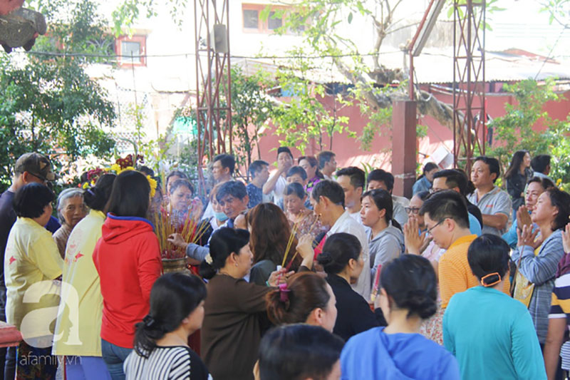 Đội nắng, hàng ngàn người đến chùa Ngọc Hoàng chen nhau khấn vái trong ngày cúng chư tiên